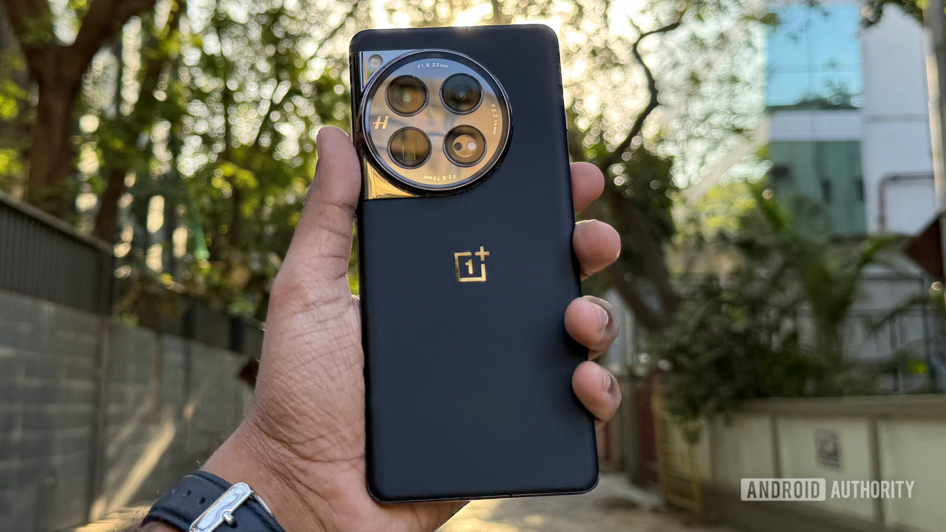 Le superblack de OnePlus 15 pourrait être la couleur noire la plus noire que nous ayons vue sur un téléphone