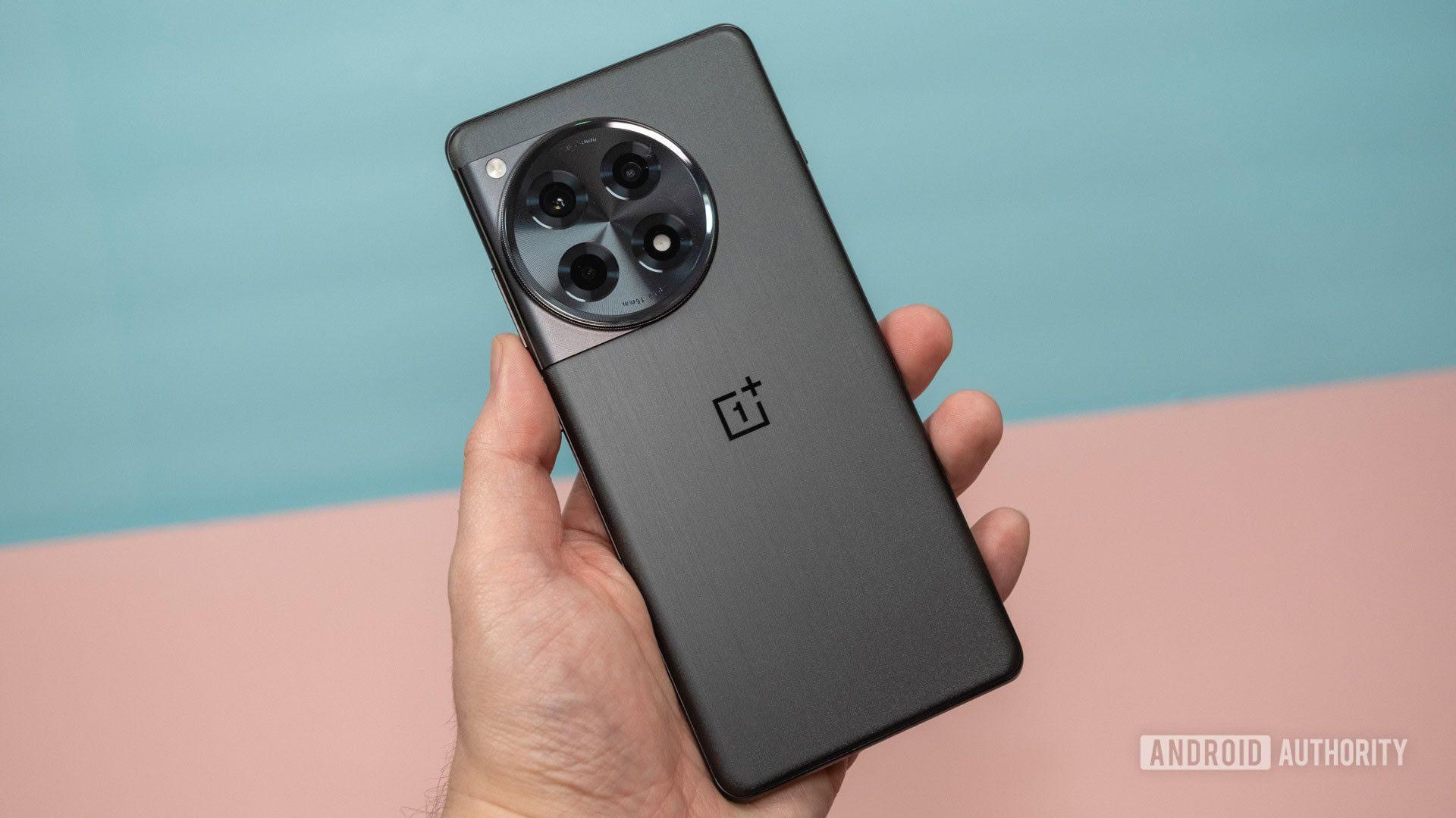 La fuite OnePlus 15 taquine les couleurs à attendre, y compris cette option «superblack»