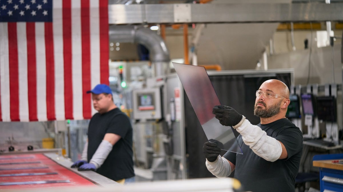 Tim Cook Hupes Up Up 2,5 milliards de dollars d'investissement en verre américain d'Apple, taquine «beaucoup plus» à venir